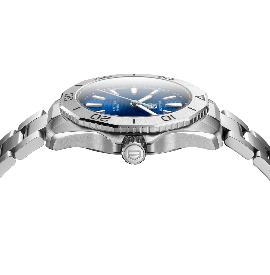 TAG Heuer Aquaracer Professional 200 Solargraph Watch with a Blue Dial